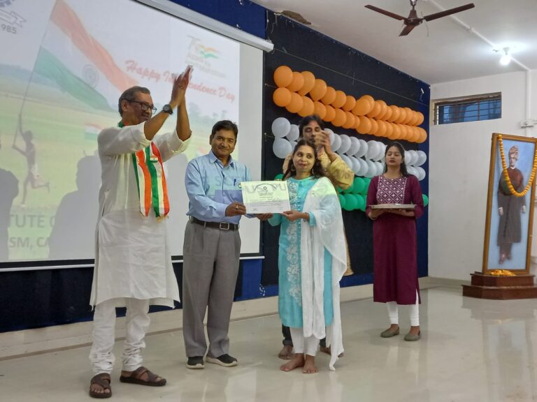 Participants presenting a certificate and award on an ISM Ranchi stage