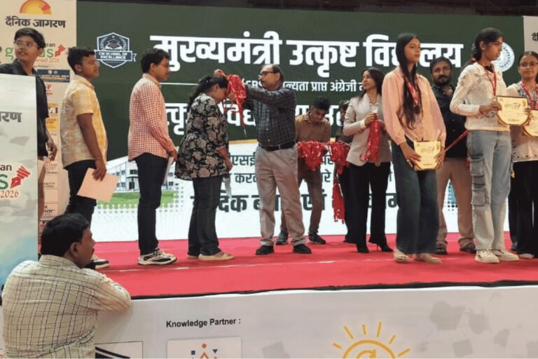 Participants posing together at an ISM Ranchi ceremony